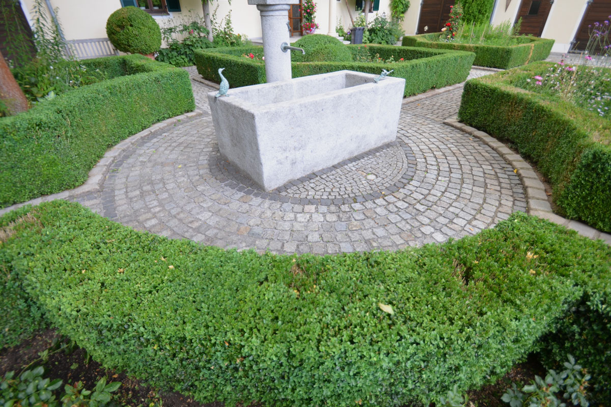 https://www.galabau-thaler.de/content/6-inspiration/1-hausgaerten/15-garten-15/dsc-0782.jpg